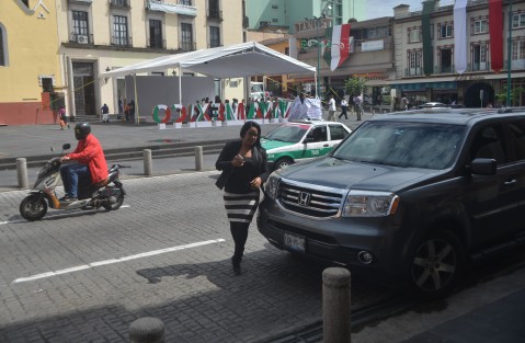 Quien llegó corriendo y de plano paró hasta el tráfico, fue la diputada Adriána Linares Capitanachi.   