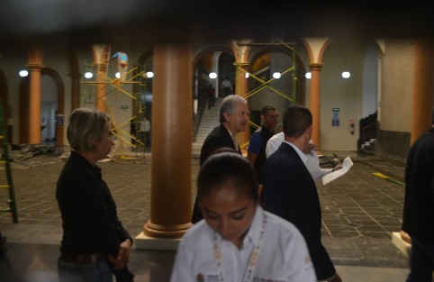 No se permitió la entrada a medios de información a un evento del gobernador Cuitláhuac García con el argumento de que era privado, al cual convocó y asistió el alcalde de Xalapa Hipólito Rodríguez, quien llegó corriendo y no quiso contestar nada al respecto.