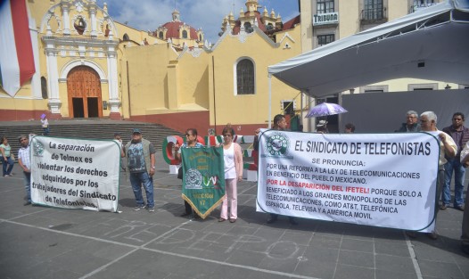 Integrantes del sindicato de telefonistas de la República Mexicana,  con lonas se manifestaron en la Plaza Lerdo para pedir una reforma a la ley de telecomunicaciones  y la desaparición de Ifetel. 