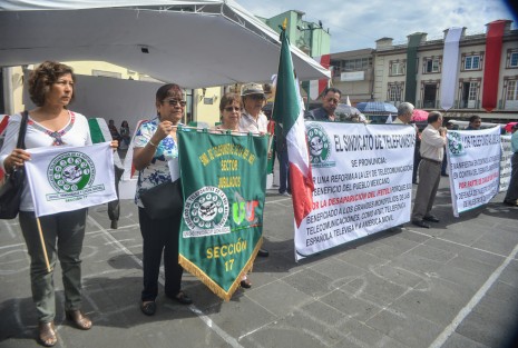 Integrantes del sindicato de telefonistas de la República Mexicana,  con lonas se manifestaron en la Plaza Lerdo para pedir una reforma a la ley de telecomunicaciones  y la desaparición de Ifetel. 