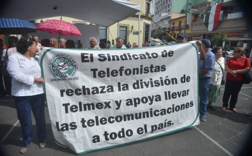 Integrantes del sindicato de telefonistas de la República Mexicana,  con lonas se manifestaron en la Plaza Lerdo para pedir una reforma a la ley de telecomunicaciones  y la desaparición de Ifetel. 