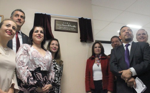 En el Congreso del Estado se develó la placa que establece que a partir de esta hoy, el lobby del Salón de Plenos llevará el nombre de Irene Bourell Peralta, primera mujer legisladora en la entidad.