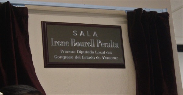 En el Congreso del Estado se develó la placa que establece que a partir de esta hoy, el lobby del Salón de Plenos llevará el nombre de Irene Bourell Peralta, primera mujer legisladora en la entidad.