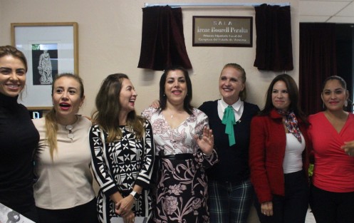 En el Congreso del Estado se develó la placa que establece que a partir de esta hoy, el lobby del Salón de Plenos llevará el nombre de Irene Bourell Peralta, primera mujer legisladora en la entidad.