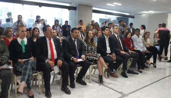 En el Congreso del Estado se develó la placa que establece que a partir de esta hoy, el lobby del Salón de Plenos llevará el nombre de Irene Bourell Peralta, primera mujer legisladora en la entidad.