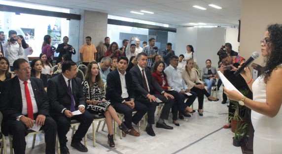 En el Congreso del Estado se develó la placa que establece que a partir de esta hoy, el lobby del Salón de Plenos llevará el nombre de Irene Bourell Peralta, primera mujer legisladora en la entidad.