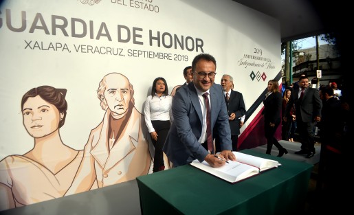 Elio Hernández Gutiérrez, secretario de Infraestructura y Obras Públicas y personal de la dependencia, participaron en las Guardias de Honor ante el monumento a Miguel Hidalgo.  