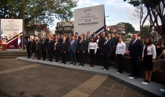Elio Hernández Gutiérrez, secretario de Infraestructura y Obras Públicas y personal de la dependencia, participaron en las Guardias de Honor ante el monumento a Miguel Hidalgo.  