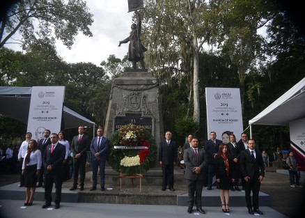 Elio Hernández Gutiérrez, secretario de Infraestructura y Obras Públicas y personal de la dependencia, participaron en las Guardias de Honor ante el monumento a Miguel Hidalgo.  