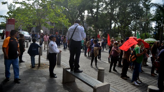 Elementos de Tránsito, en lugar de ayudar a resolver el problema del tráfico, sólo se dedican a tomar fotos a los quejosos.