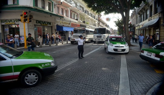 Desquiciando aún más el ya de por sí caótico tránsito vial del centro de Xalapa, miembros de Antorcha Campesina marcharon por varias calles de Xalapa para finalmente hacer un mitin en plaza Lerdo.