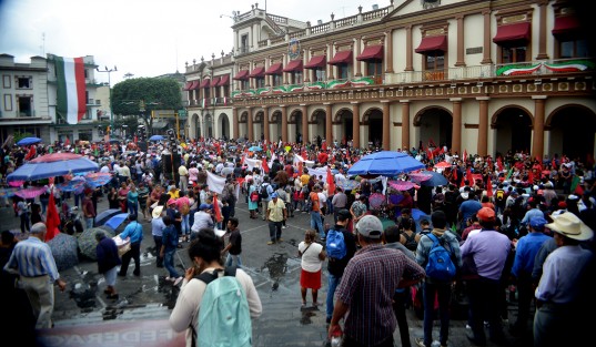 Desquiciando aún más el ya de por sí caótico tránsito vial del centro de Xalapa, miembros de Antorcha Campesina marcharon por varias calles de Xalapa para finalmente hacer un mitin en plaza Lerdo.