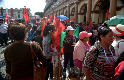 Desquiciando aún más el ya de por sí caótico tránsito vial del centro de Xalapa, miembros de Antorcha Campesina marcharon por varias calles de Xalapa para finalmente hacer un mitin en plaza Lerdo.