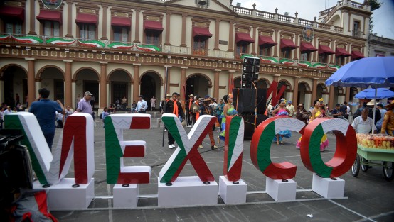 Desquiciando aún más el ya de por sí caótico tránsito vial del centro de Xalapa, miembros de Antorcha Campesina marcharon por varias calles de Xalapa para finalmente hacer un mitin en plaza Lerdo.