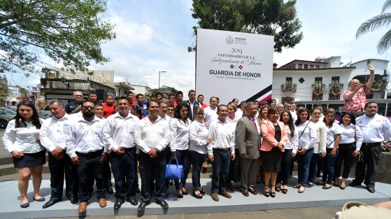  El H. Ayuntamiento de Teocelo que preside el Alcalde Mario Antonio Chama Díaz en compañía de la Síndica Municipal Zayra del Carmen Martínez Andrade, el Secretario del Ayuntamiento Zimri Abimelech Arellano, Directores y Titulares de área, hicieron presencia en la Guardia de Honor con motivo de la conmemoración del 209 Aniversario de la Independencia de México.  