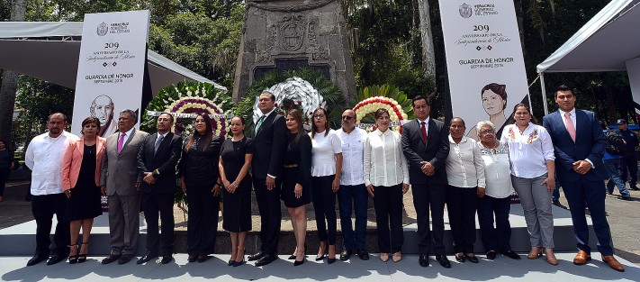  El H. Ayuntamiento de Teocelo que preside el Alcalde Mario Antonio Chama Díaz en compañía de la Síndica Municipal Zayra del Carmen Martínez Andrade, el Secretario del Ayuntamiento Zimri Abimelech Arellano, Directores y Titulares de área, hicieron presencia en la Guardia de Honor con motivo de la conmemoración del 209 Aniversario de la Independencia de México.  