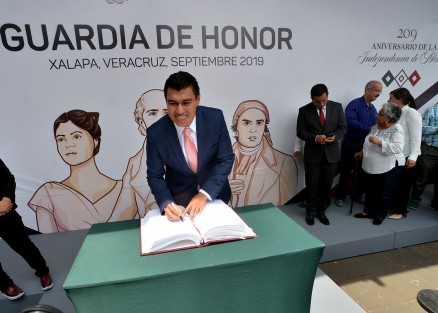 Al evento asistieron también Alcaldes y Alcaldesas de los municipios de Jilotepec, Tenampa, Banderilla, Tlalnehuayocan, Coatepec, Emiliano Zapata y Cosautlán, los cuales se dieron cita en el Monumento al Padre de la Patria, Miguel Hidalgo y Costilla.
