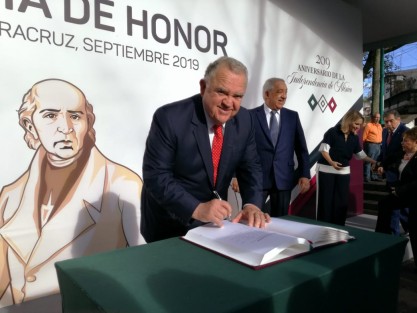 Edel Álvarez Peña, magistrado presidente del Presidente del Tribunal Superior de Justicia y del Consejo de la Judicatura del Estado de Veracruz, encabezó la Guardia de Honor ante el monumento a Miguel Hidalgo, conmemorando el 209 aniversario del inicio de la guerra de Independencia de México.