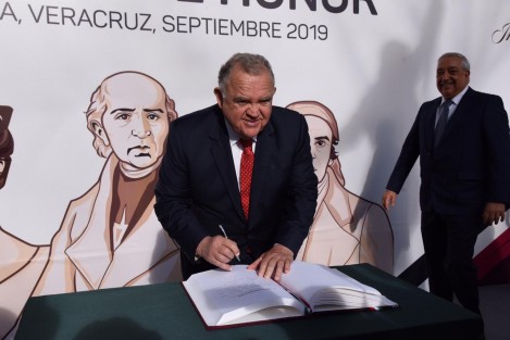 Edel Álvarez Peña, magistrado presidente del Presidente del Tribunal Superior de Justicia y del Consejo de la Judicatura del Estado de Veracruz, encabezó la Guardia de Honor ante el monumento a Miguel Hidalgo, conmemorando el 209 aniversario del inicio de la guerra de Independencia de México.