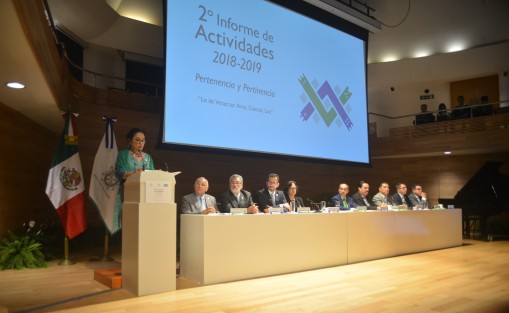Con la ausencia del gobernador Cuitláhuac García, la rectora Sara Ladrón de Guevara rindió su Segundo Informe de Actividades 2018-2019, en la Sala Anexa de Tlaqná. 