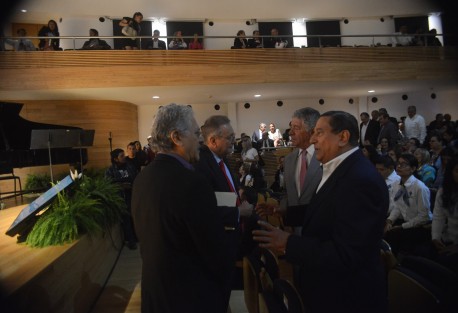 Presentes autoridades universitarias, exrectores, el alcalde de Xalapa y algunos funcionarios de Gobierno. 