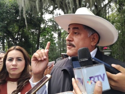 Campesinos exhibirán a Diputados Federales que se atrevan a quitarle presupuesto a los campesinos, porque no se vale que pidan el voto y luego con las manos en la cintura le quiten el dinero a la gente del campo que es mas noble al país y a Veracruz: Diputado Juan Carlos Molina. 