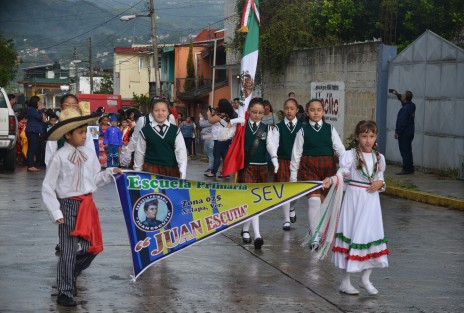 A quienes sí les enseñan historia y civismo es a los niños de la escuela Juan Escutia de la colonia Niños Héroes, quienes con un pequeño desfile en los alrededores de la escuela conmemoraron estas fiestas patrias.  