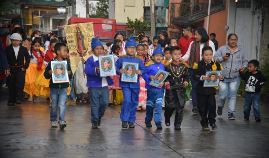 A quienes sí les enseñan historia y civismo es a los niños de la escuela Juan Escutia de la colonia Niños Héroes, quienes con un pequeño desfile en los alrededores de la escuela conmemoraron estas fiestas patrias.  
