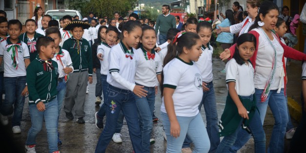 A quienes sí les enseñan historia y civismo es a los niños de la escuela Juan Escutia de la colonia Niños Héroes, quienes con un pequeño desfile en los alrededores de la escuela conmemoraron estas fiestas patrias.  