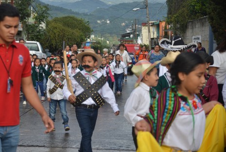 A quienes sí les enseñan historia y civismo es a los niños de la escuela Juan Escutia de la colonia Niños Héroes, quienes con un pequeño desfile en los alrededores de la escuela conmemoraron estas fiestas patrias.  