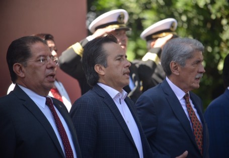  En el parque Juárez de la ciudad de Xalapa, el diputado federal Rafael Hernández Villalpando rindió su primer informe legislativo. Le acompañaron el gobernador Cuitláhuac García Jiménez; el presidente del Congreso local, José Manuel Pozos; el coordinador de diputados federales de MORENA, Mario Delgado; entre otros.