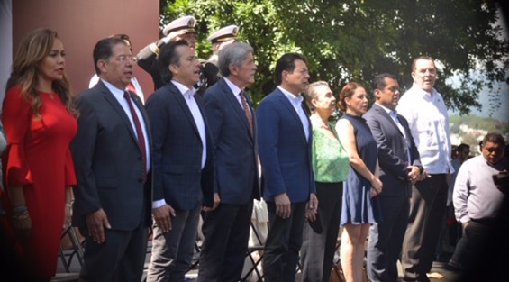 En el parque Juárez de la ciudad de Xalapa, el diputado federal Rafael Hernández Villalpando rindió su primer informe legislativo. Le acompañaron el gobernador Cuitláhuac García Jiménez; el presidente del Congreso local, José Manuel Pozos; el coordinador de diputados federales de MORENA, Mario Delgado; entre otros.