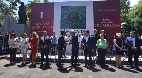 En el parque Juárez de la ciudad de Xalapa, el diputado federal Rafael Hernández Villalpando rindió su primer informe legislativo. Le acompañaron el gobernador Cuitláhuac García Jiménez; el presidente del Congreso local, José Manuel Pozos; el coordinador de diputados federales de MORENA, Mario Delgado; entre otros.  