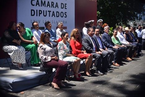 En el parque Juárez de la ciudad de Xalapa, el diputado federal Rafael Hernández Villalpando rindió su primer informe legislativo. Le acompañaron el gobernador Cuitláhuac García Jiménez; el presidente del Congreso local, José Manuel Pozos; el coordinador de diputados federales de MORENA, Mario Delgado; entre otros.  