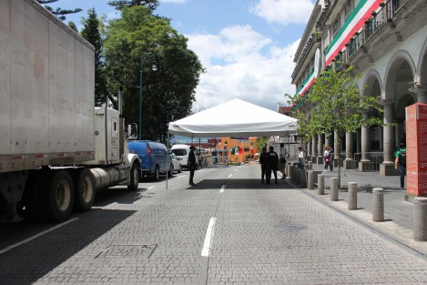 Previo al inicio del festejo patrio de Independencia, familias en Xalapa disfrutan de lo que se puede en el centro de Xalapa.