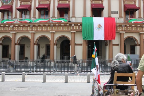 Previo al inicio del festejo patrio de Independencia, familias en Xalapa disfrutan de lo que se puede en el centro de Xalapa.