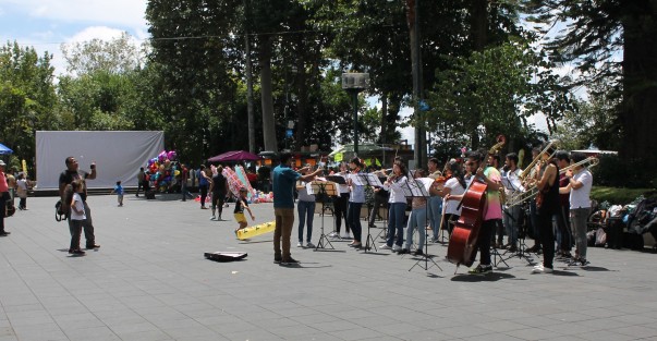 Previo al inicio del festejo patrio de Independencia, familias en Xalapa disfrutan de lo que se puede en el centro de Xalapa.