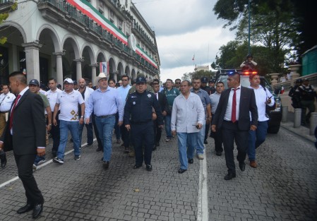 El secretario de Seguridad  Pública, Hugo Gutiérrez, supervisó las entradas principales a las cercanías a Palacio de Gobierno donde se realizará el Grito de Independencia por parte de Gobernador, rodeado por supuesto de mucha seguridad por cualquier cosa.
