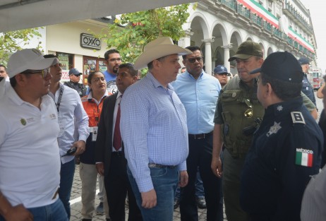El secretario de Seguridad  Pública, Hugo Gutiérrez, supervisó las entradas principales a las cercanías a Palacio de Gobierno donde se realizará el Grito de Independencia por parte de Gobernador, rodeado por supuesto de mucha seguridad por cualquier cosa.