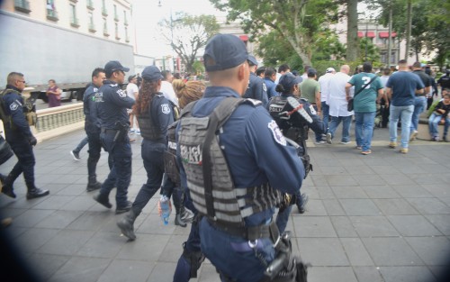 El secretario de Seguridad  Pública, Hugo Gutiérrez, supervisó las entradas principales a las cercanías a Palacio de Gobierno donde se realizará el Grito de Independencia por parte de Gobernador, rodeado por supuesto de mucha seguridad por cualquier cosa.