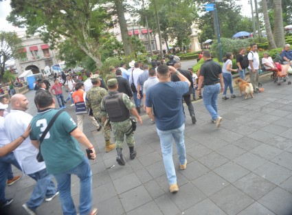 El secretario de Seguridad  Pública, Hugo Gutiérrez, supervisó las entradas principales a las cercanías a Palacio de Gobierno donde se realizará el Grito de Independencia por parte de Gobernador, rodeado por supuesto de mucha seguridad por cualquier cosa.
