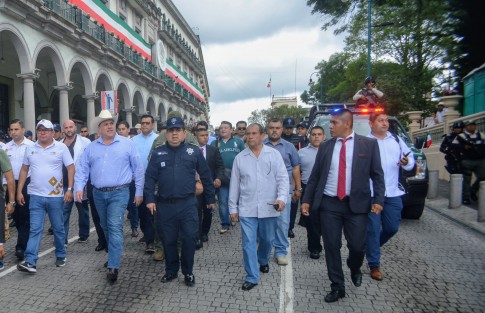El secretario de Seguridad  Pública, Hugo Gutiérrez, supervisó las entradas principales a las cercanías a Palacio de Gobierno donde se realizará el Grito de Independencia por parte de Gobernador, rodeado por supuesto de mucha seguridad por cualquier cosa. 