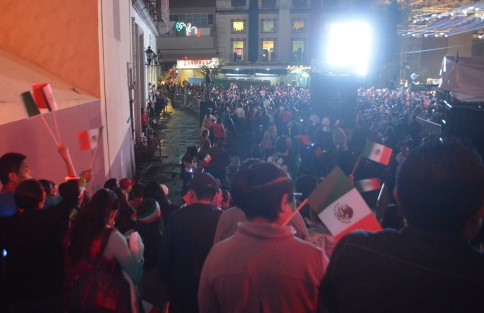 Los asistentes no podían desplazarse al parque Juárez ni a los portales como en otros años debido al  exceso de vallas.