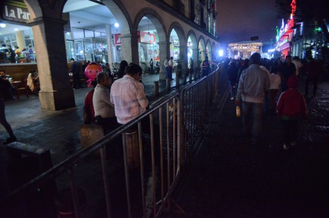Los asistentes no podían desplazarse al parque Juárez ni a los portales como en otros años debido al  exceso de vallas.