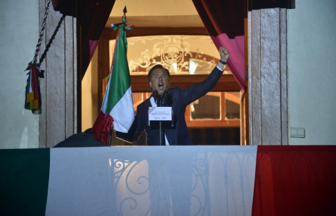 El gobernador del estado de Veracruz, Cuitláhuac García Jiménez dio su primer Grito de Independencia desde el balcón de Palacio de Gobierno. Luego de tocar la campana, se escuchó el Himno Nacional. 