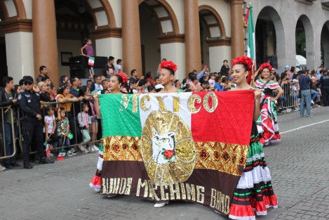 Con la nutrida participación de contingentes escolares y agrupaciones de seguridad, se efectuó en la capital veracruzana el desfile conmemorativo al 209 Aniversario del inicio de la Guerra de Independencia. 