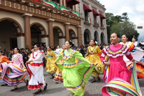 Con la nutrida participación de contingentes escolares y agrupaciones de seguridad, se efectuó en la capital veracruzana el desfile conmemorativo al 209 Aniversario del inicio de la Guerra de Independencia. 