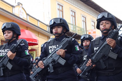 Con la nutrida participación de contingentes escolares y agrupaciones de seguridad, se efectuó en la capital veracruzana el desfile conmemorativo al 209 Aniversario del inicio de la Guerra de Independencia. 