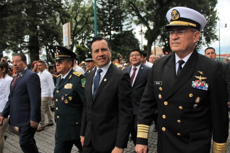 El gobernador del Estado, Cuitláhuac García Jiménez, acompañado de los representantes del Poder Legislativo y Judicial y autoridades militares, marcaron el inicio del desfile, para presidir posteriormente desde el palco frente al Palacio de Gobierno, la parada cívico - militar. 