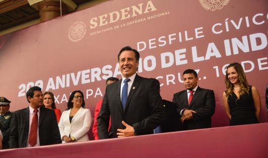 El gobernador Cuitláhuac García en compañía de mandos militares , de su gabinete, y autoridades legislativas, presenció el desfile cívico-militar en conmemoración del 209 aniversario del Inicio de la Independencia de México, desde plaza Lerdo. 